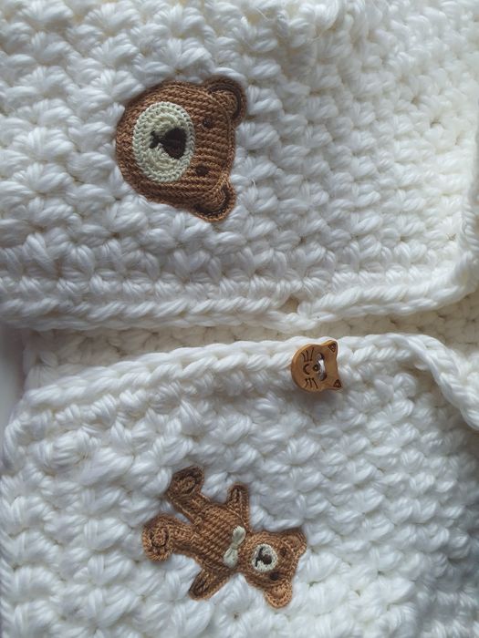 Бяла ръчно изработена жилетка