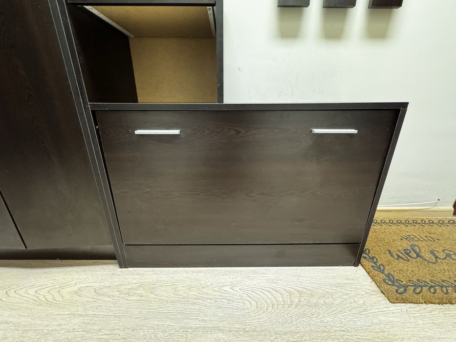 Гардероб и огледало със закачалки за антре