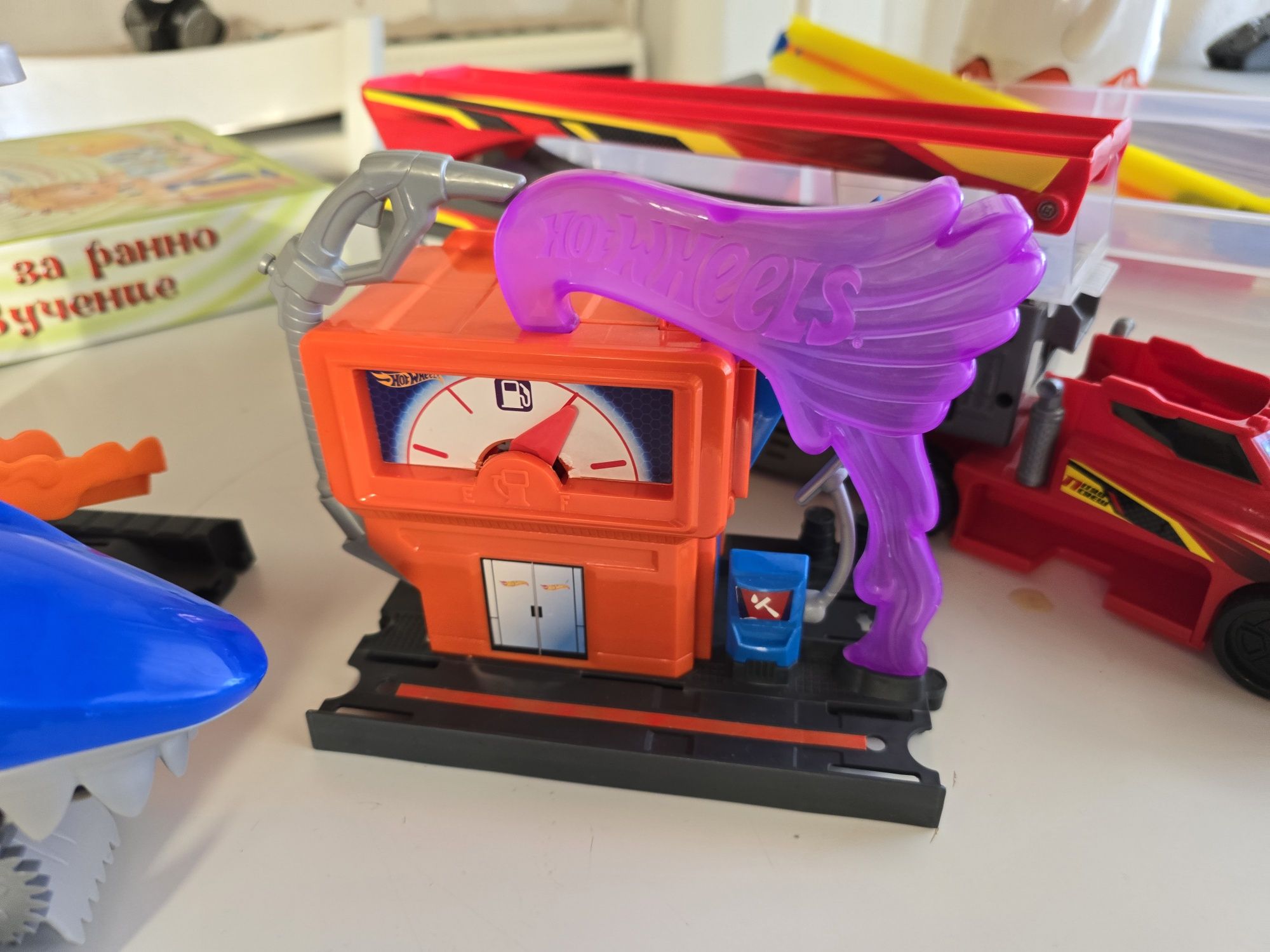 Hot wheels бензостанция+акула автовоз+пътища