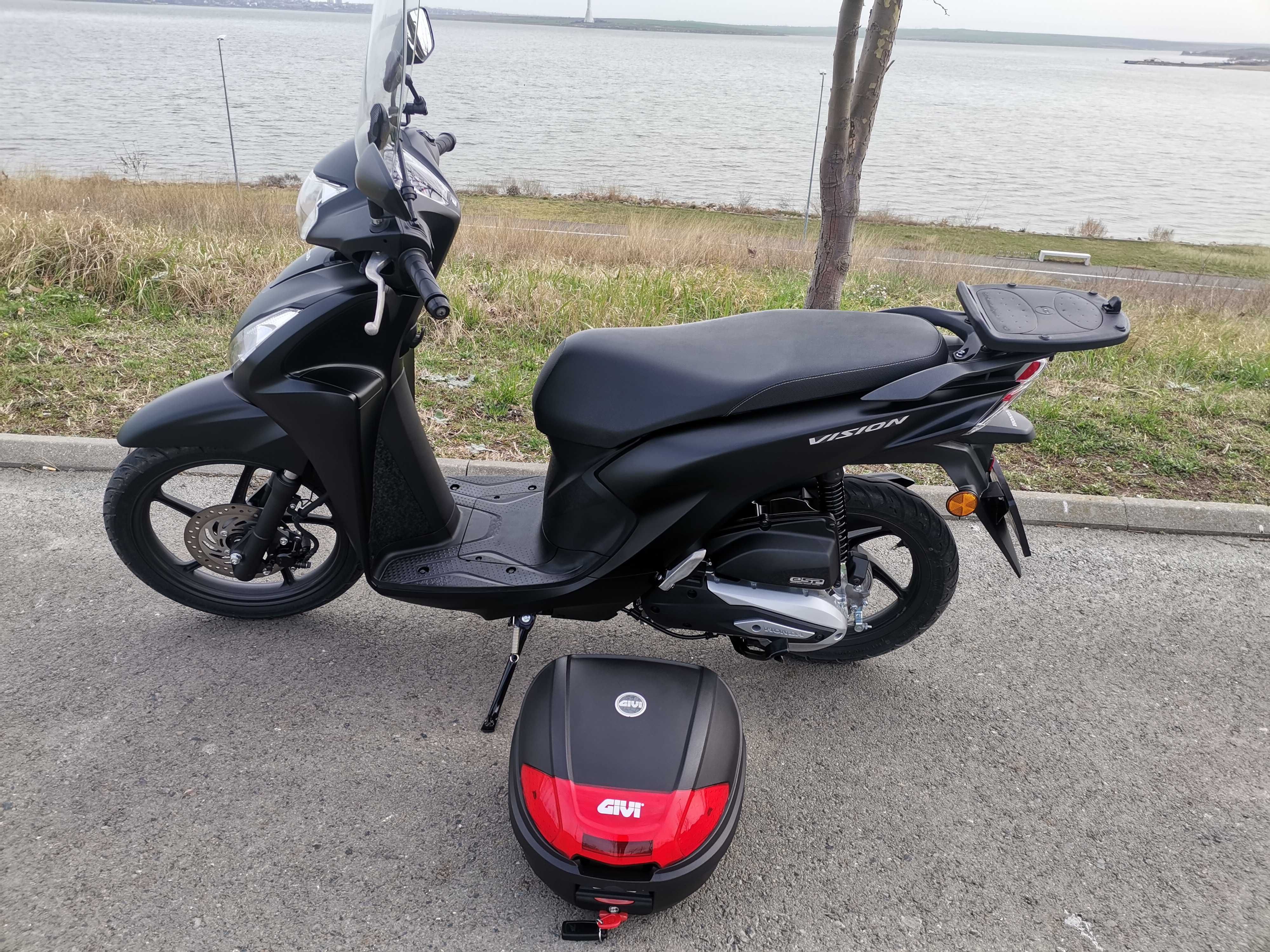 scuter Honda Vision NSC 110cc se conduce cu permis B , an 2022