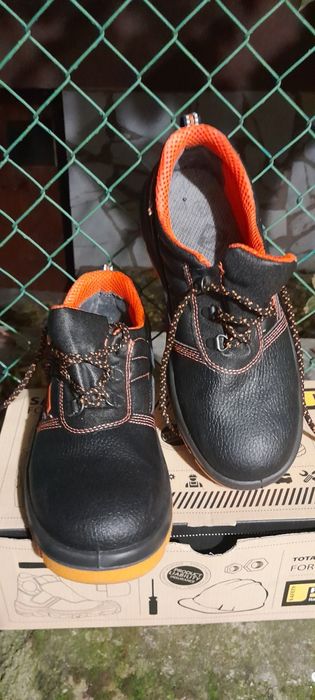Работни обувки  и маратонки-кецове