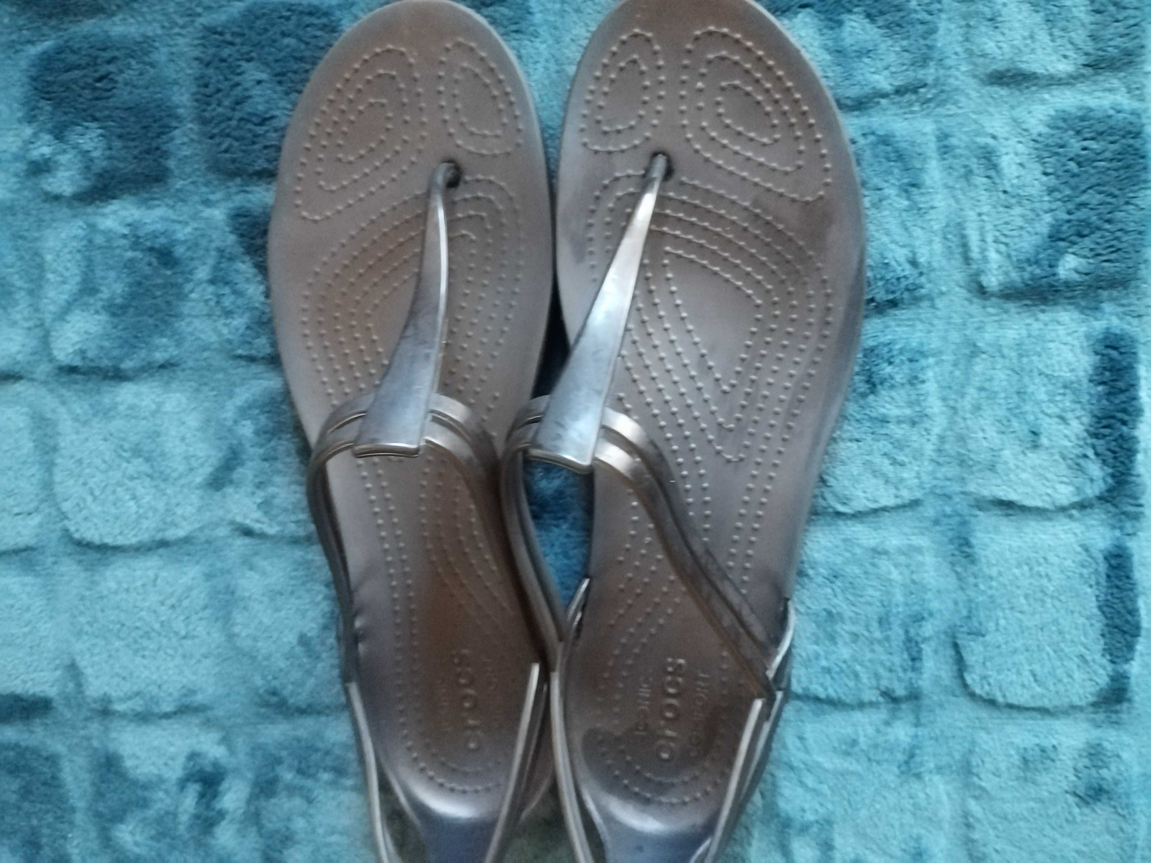 Sandale Crocs Comfort marimea W9:27 cm interior. Gri inchis spre negru