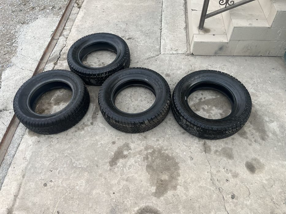 Продаю шины зимние комплект