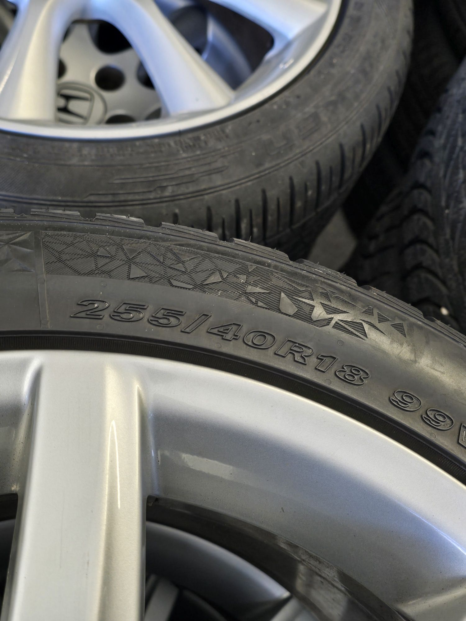 2 Броя 255/40/18 Nexen 8,5mm 2023DOT