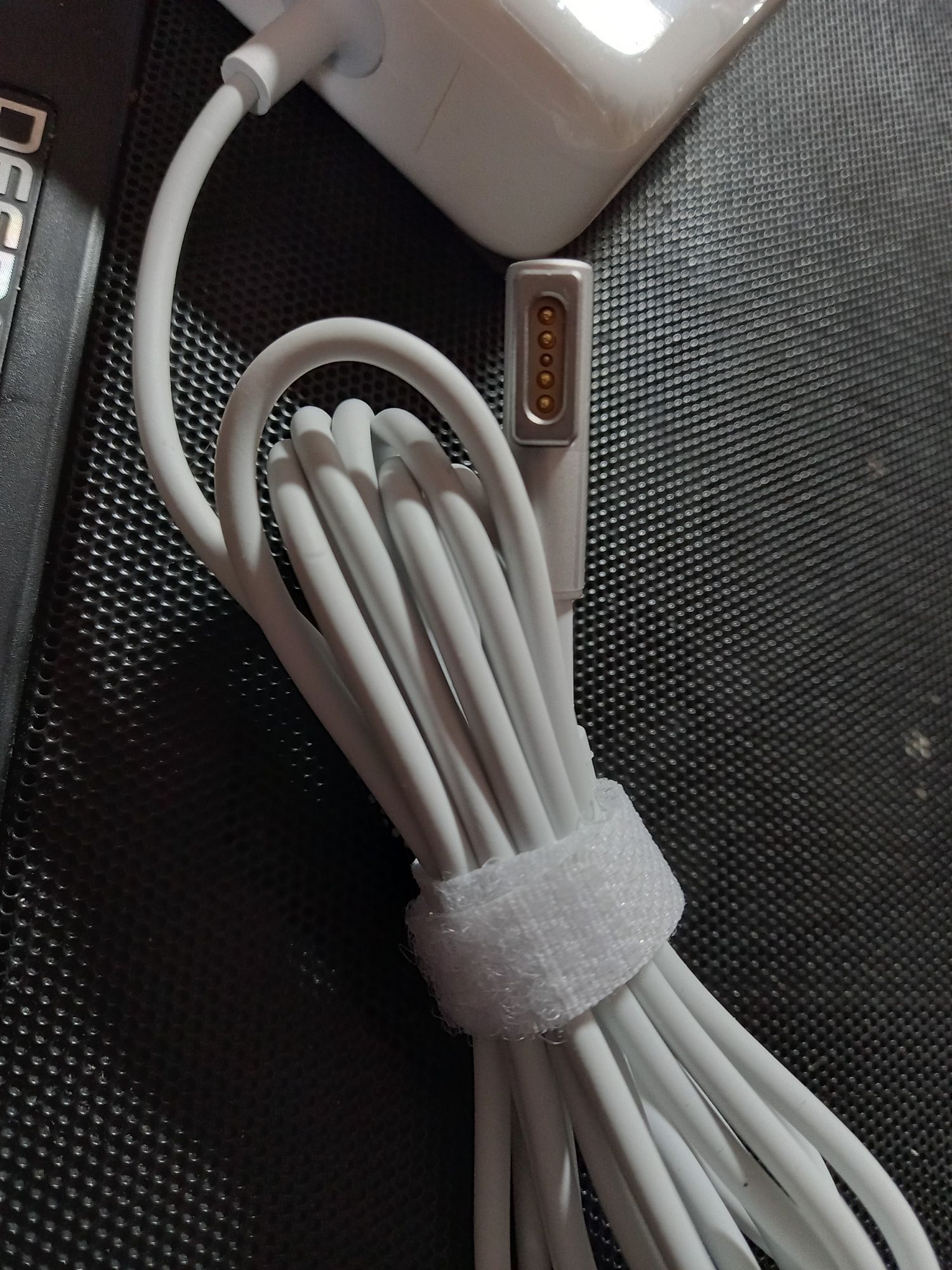 Продам зарядку для Макбук MagSafe.