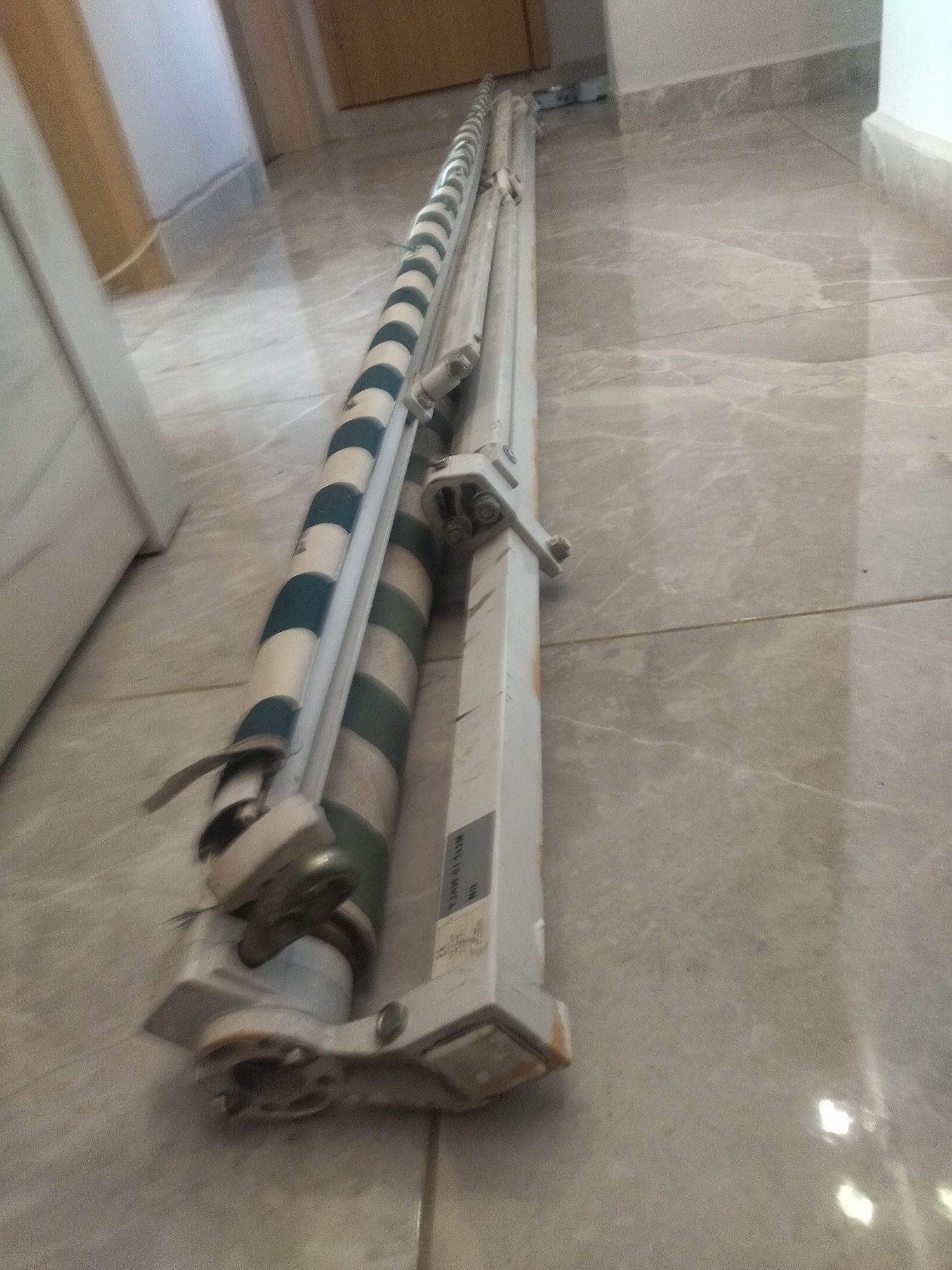 Тента.290см на 250см. Механична/сгъваема