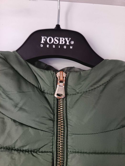 Geacă verde kaki închis matlasată cu glugă, mărime 38, stare bună