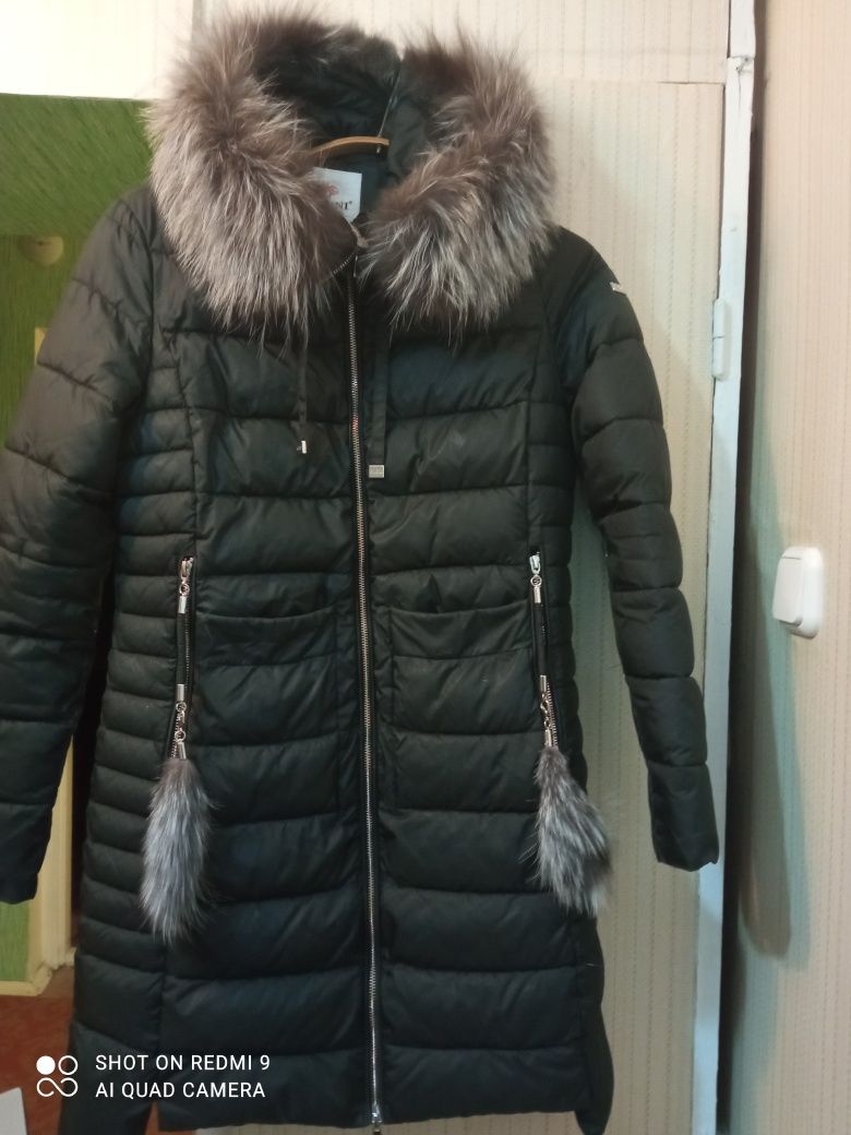 Женская зимняя куртка и зимние замшевые сапоги