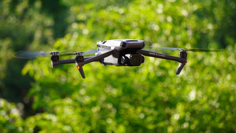 Servicii Profesionale de Filmare și Fotografiere cu Dronă DJI Mavic 3