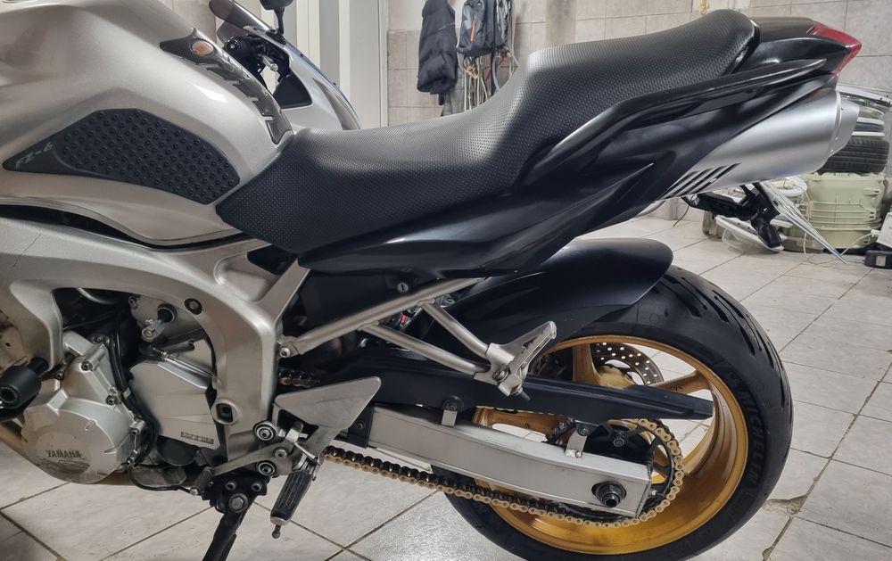 Yamaha fz6 S 2004 pregătită pentru sezon.