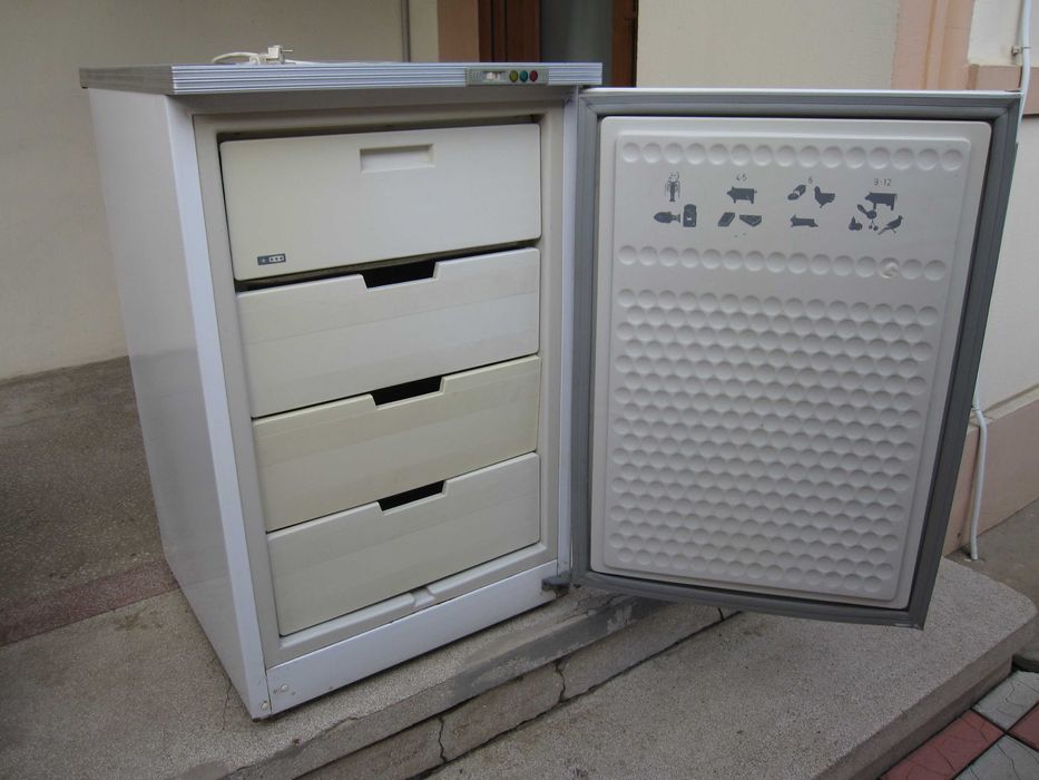 Vand congelator Arctic cu 4 sertare in perfecta stare de functionare