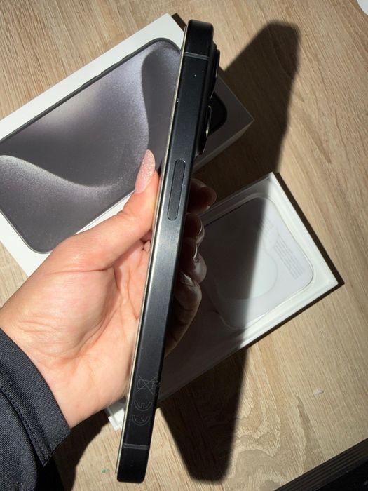 Vând IPhone 15 pro, impecabil.