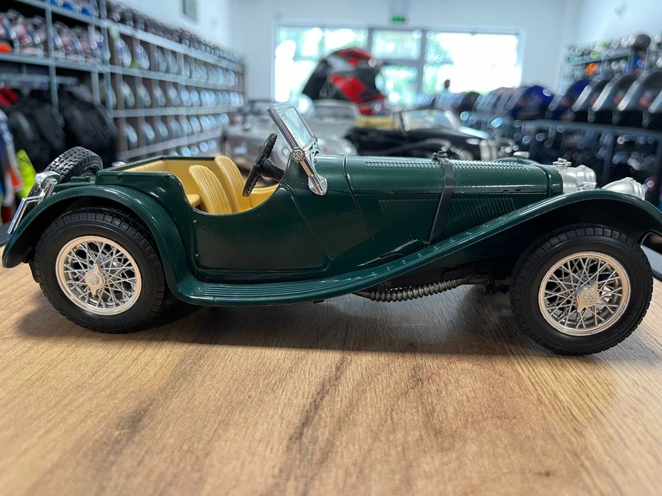 BBURAGO колекционерски модел JAGUAR SS100 ROADSTER 19937г. 1:18