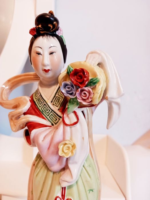 Statueta veche din portelan