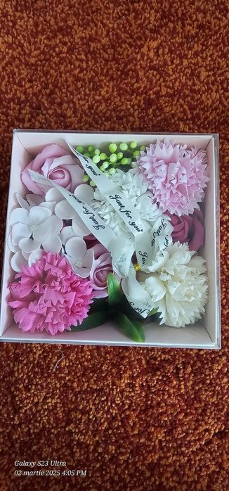 Aranjament floral de săpun în cutie de carton