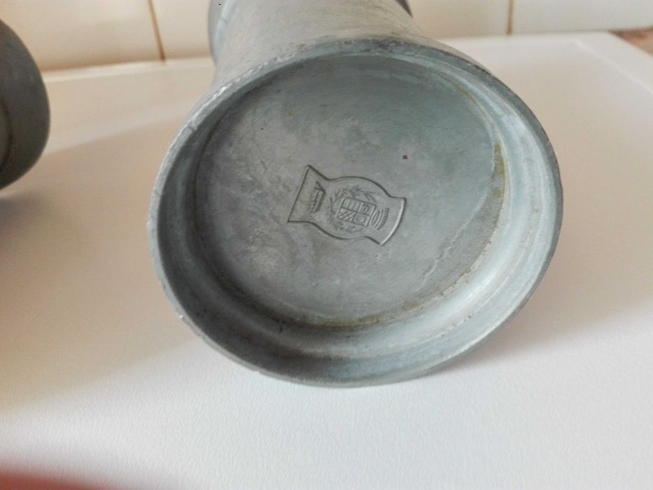 Две метални бирени халби и антикварна маша за коса .