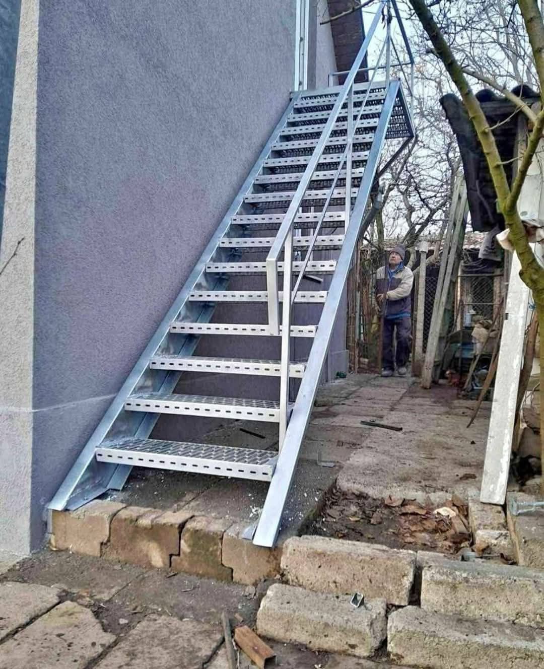 Vând scări metalice galvanizate la orice demisiune asiguram transport