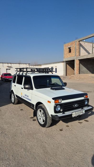 moshina niva 4eshiklik xamma navrotlari bor olib xaydash kerak