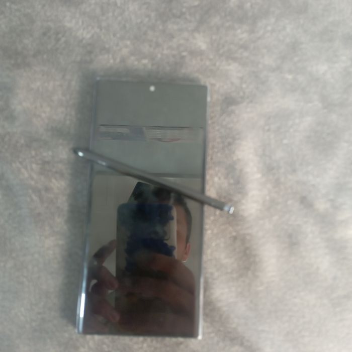 Samsung  note  plus sotiladi