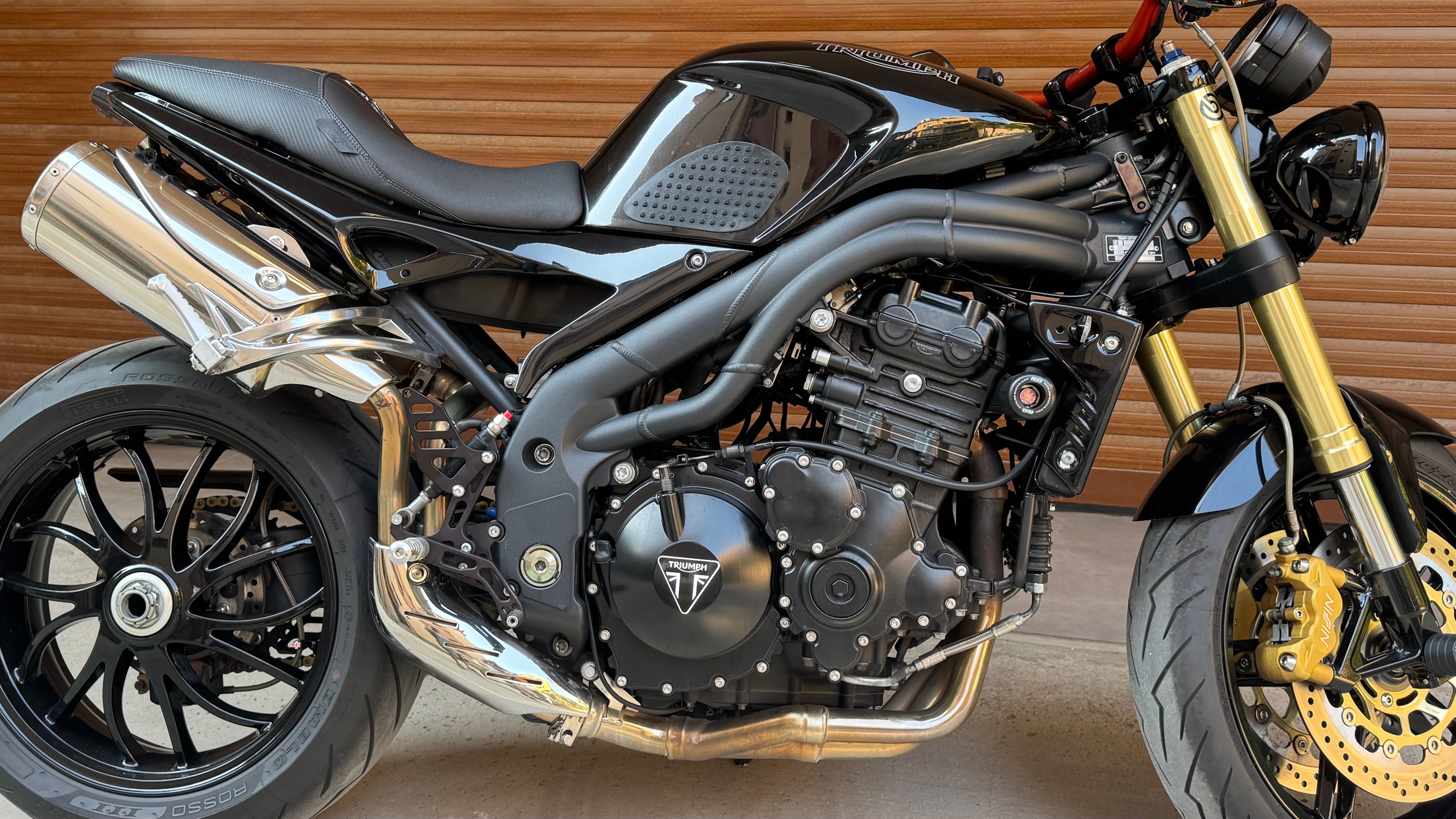 Продавам мотор triumph speed triple 1050