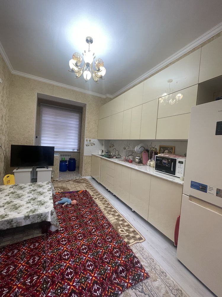 Продаётся 3 комнатная квартира в 27 мкр 1 этаж