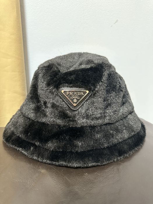 Зимна шапка Prada