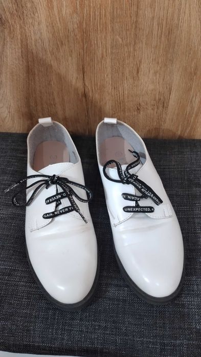 Бели дамски спортни обувки