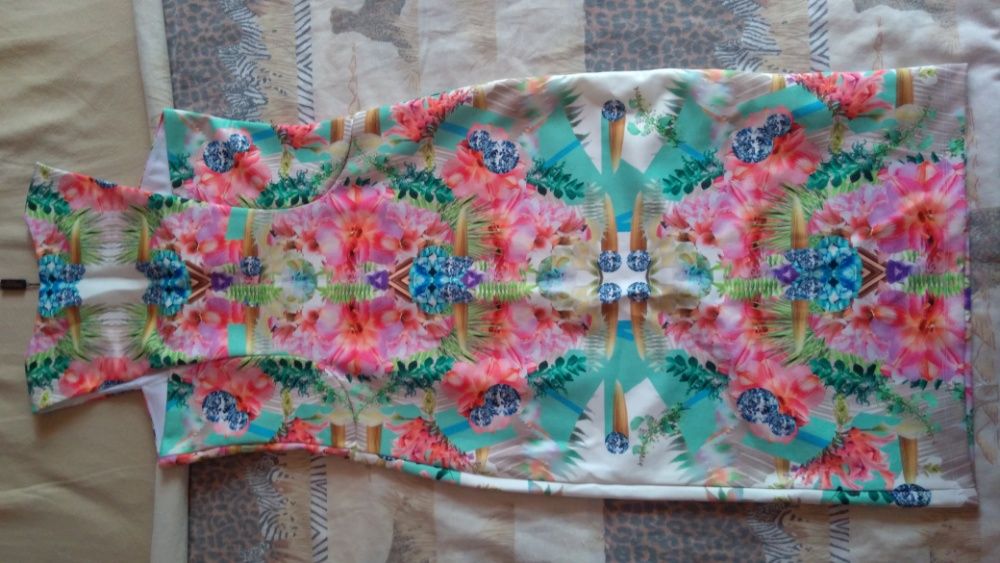 Чисто нова рокля с флорални мотиви