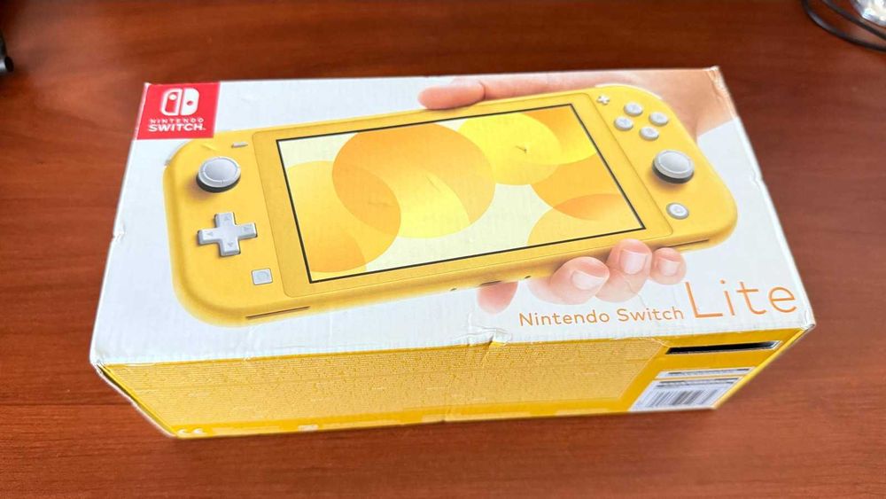 Nintendo Switch Lite Yellow + 3 jocuri = 750 lei