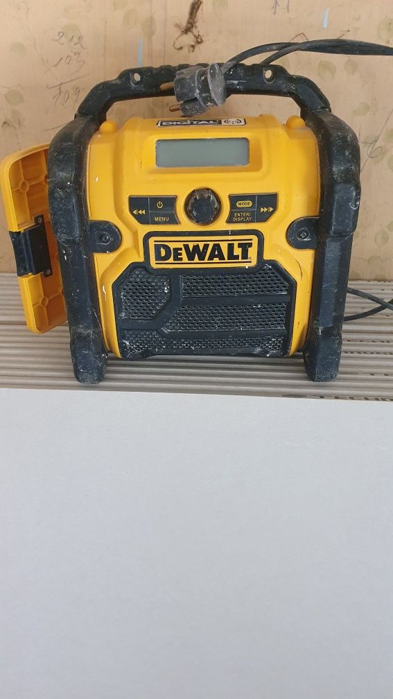 Радио девалт 220v и на батерия