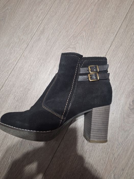 Botine piele întoarsă  ,culoare maro închis, căptușite.
