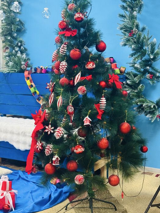 Елка искусственная 165 с инрашками и гирляндой