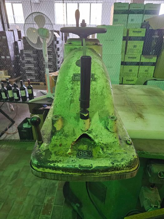 Masina de croit piele sau carton , Stanta cu o coloana Schön & Cie