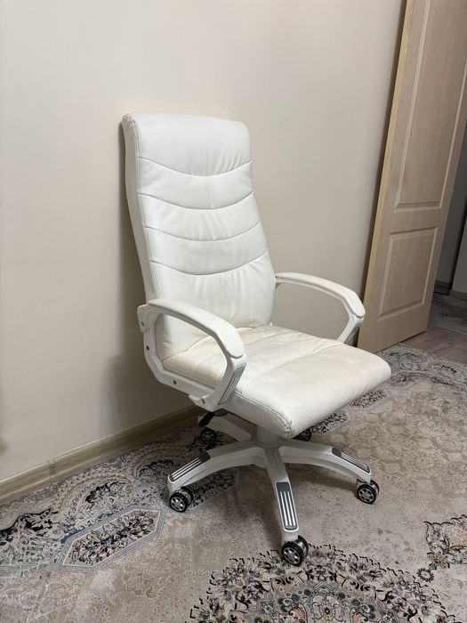Кожаное белое кресло