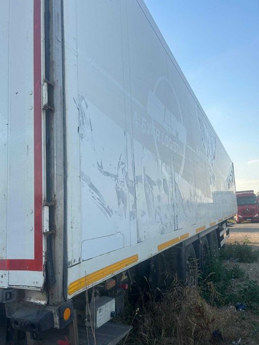 Semiremorca izoterma cu lift.