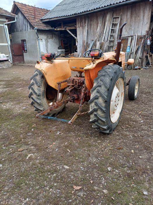 Vând tractor fiat ân 4 cilindri