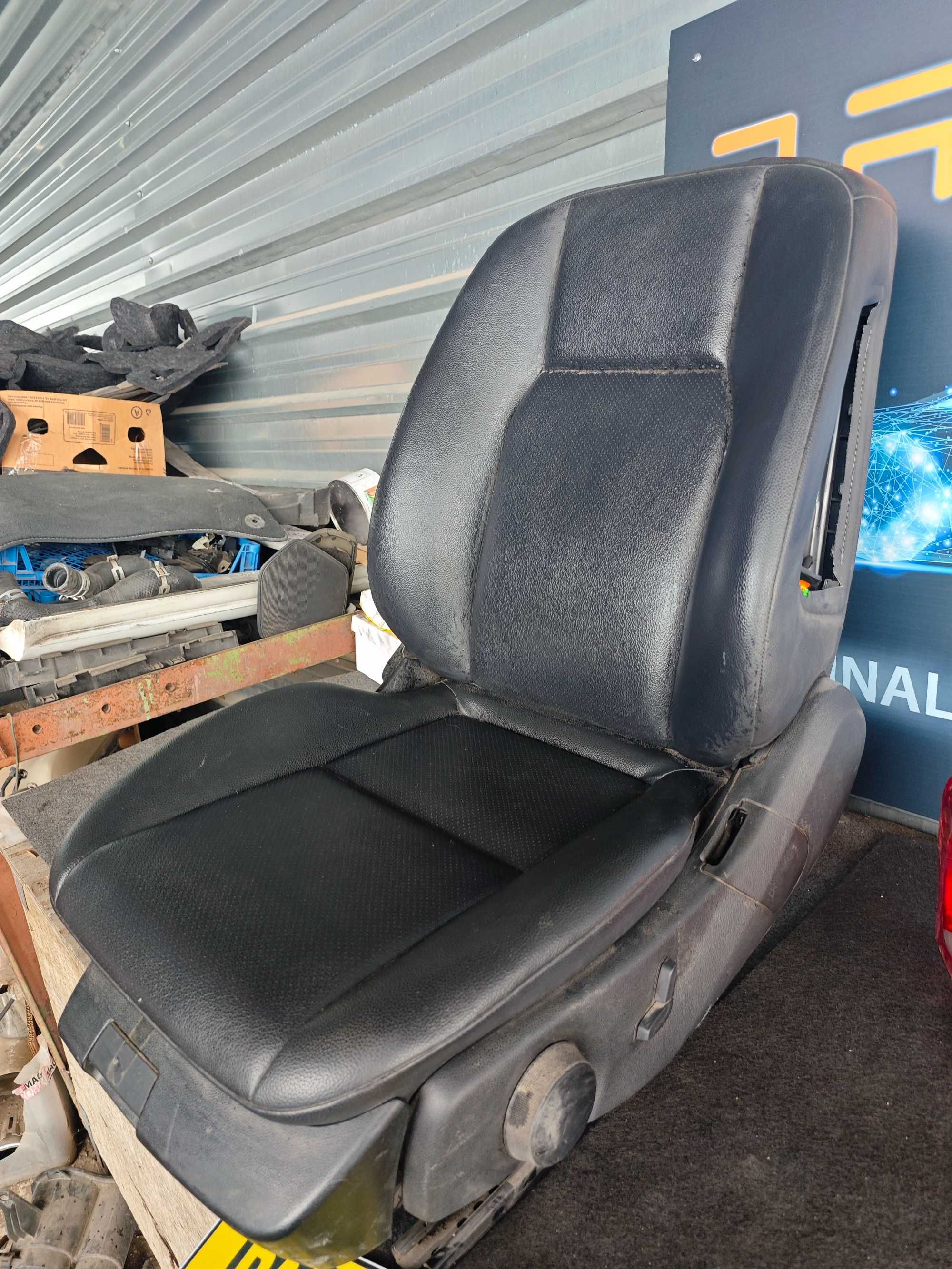 Много запазена шофьорска лява седалка Mercedes W204 C class