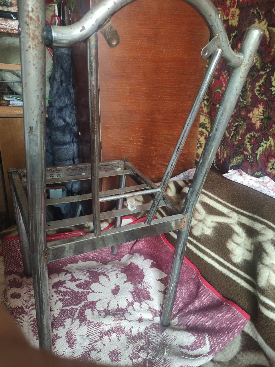 Прочный железный стул