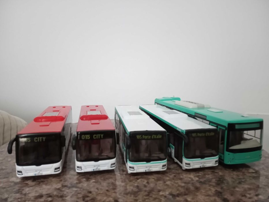 Vând autobuze machetă