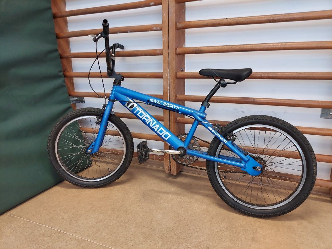 Vând bicicletă BMX