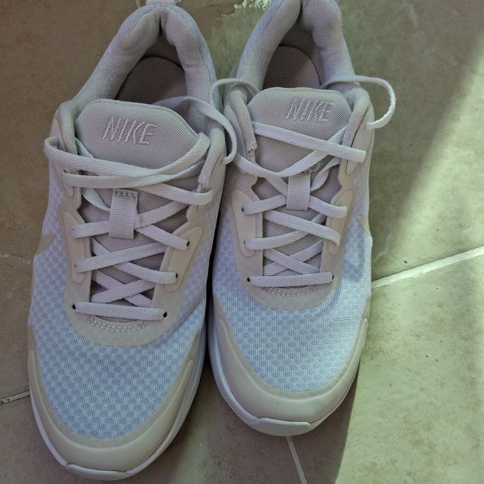 Дамски бели обувки на Nike