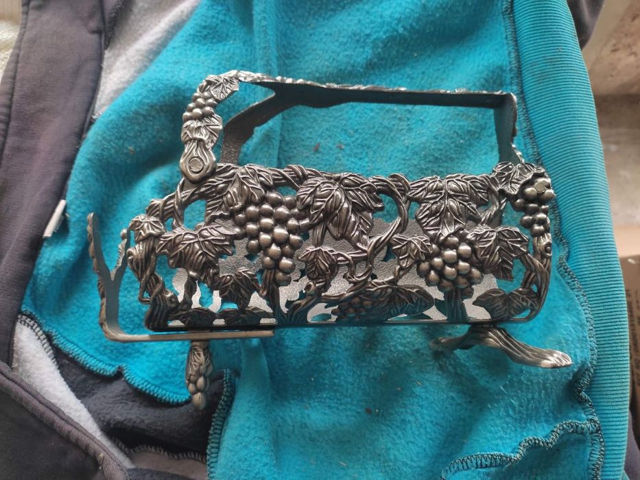 Луксозна стойка за вино метална
Цена 30 лв