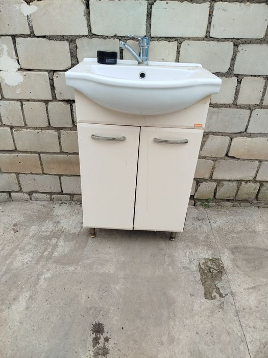 Продам раковину с подставкой,с краном