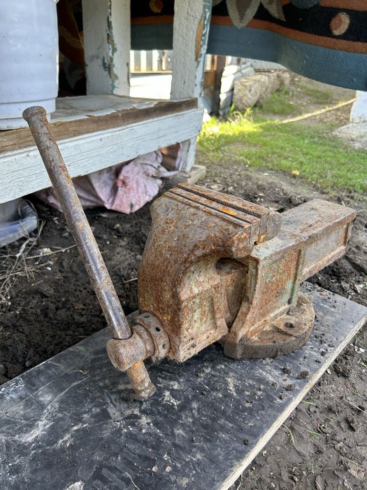 Тиски сатылады СССР