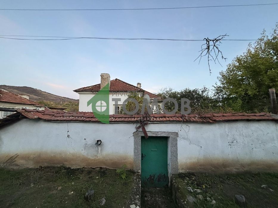 Къща с голям двор в село Найденово