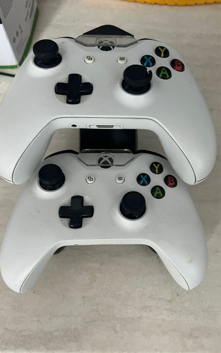 Xbox One S – 1 TB + 5 jocuri + încărcător orizontal pentru controllere