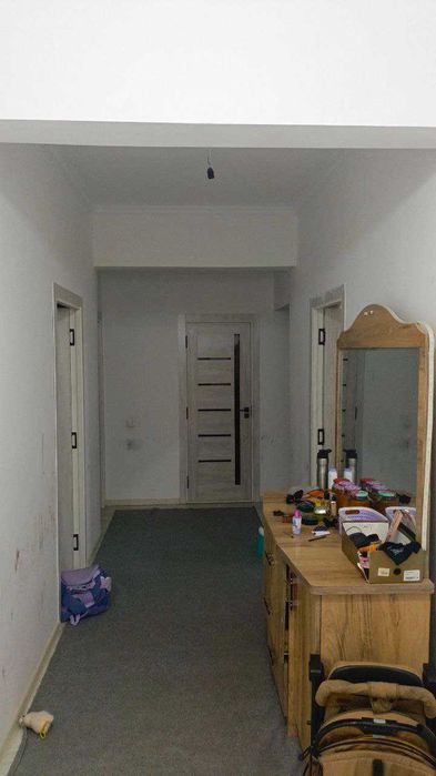 Sputnik 16a da 3 xonali uy sotiladi 1 etaj nejiloy qilsa ham boladi