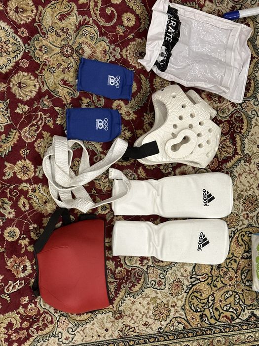 Форма для карате: нагрудник, шлем, персатки на руки, наколенники