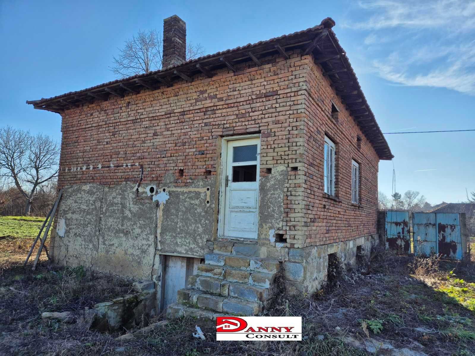 Едноетажна къща с 4290 кв.м. двор в с. Козаревец