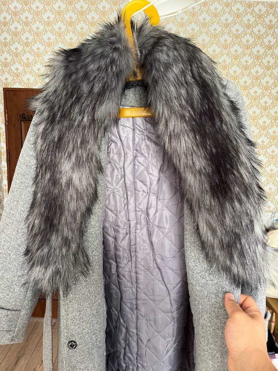 НОВОЕ Пальто женское приталенное из кашемира с мехом.